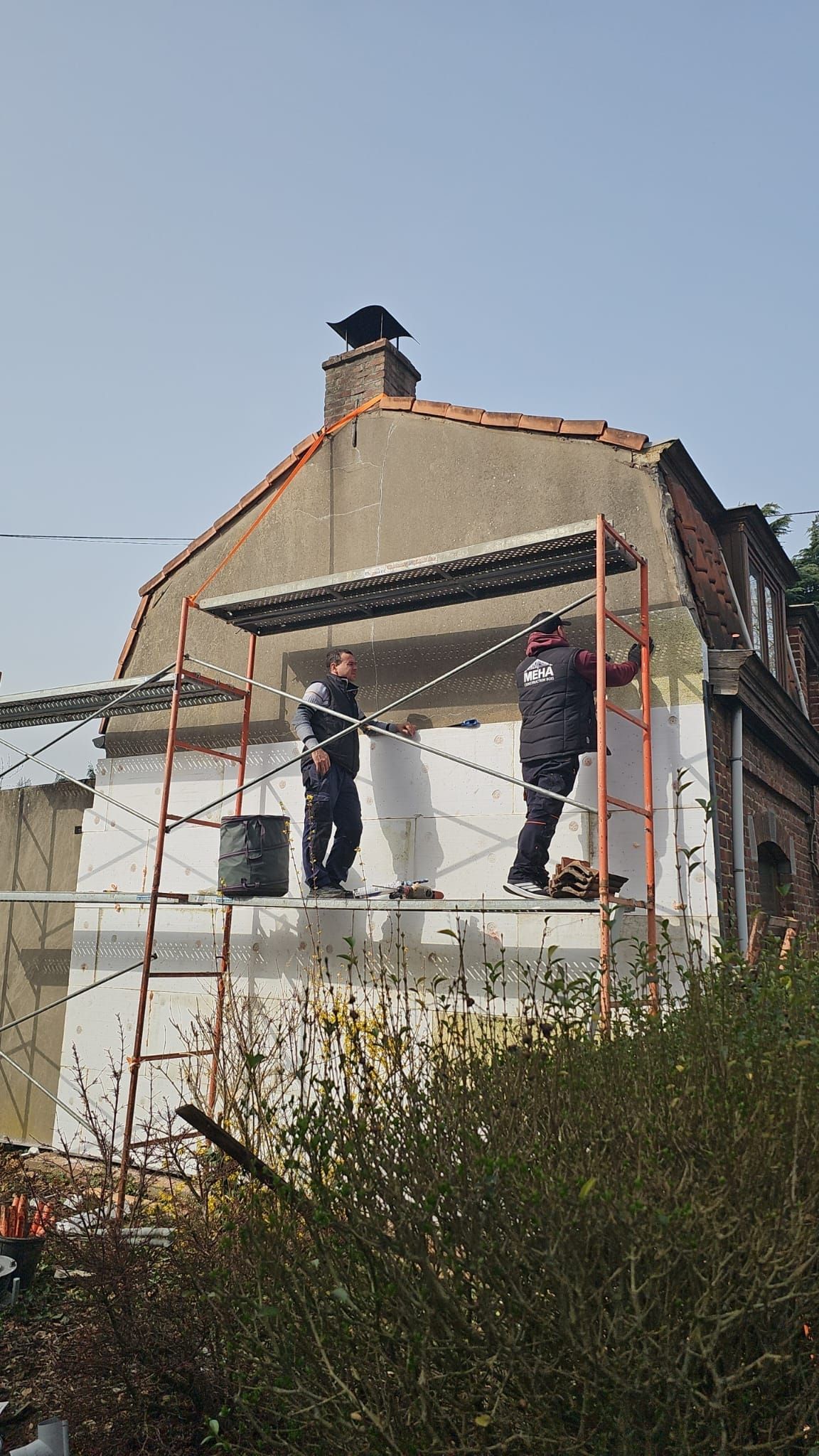Pose de l’isolation extérieure sur échafaudage à Mons
