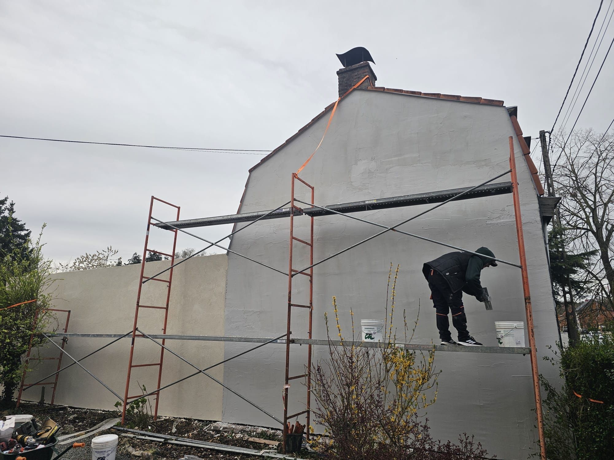 Application de l’enduit sur l’isolation extérieure à Mons