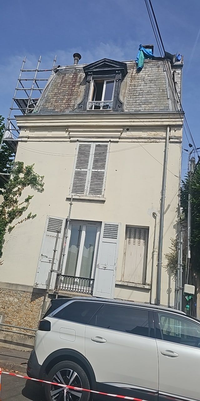 Maison au toit à la Mansart en ardoises avant travaux
